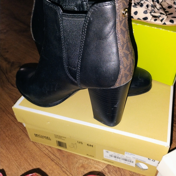 Michael Kors Black Chelsea Ankle Boots - Picture 1 of 1